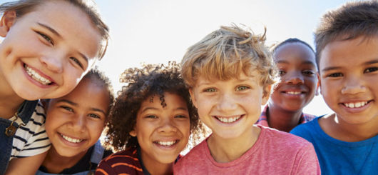 Educar en valores: cómo fomentar la amistad en los niños y niñas –  Fundación Clínica de la Familia